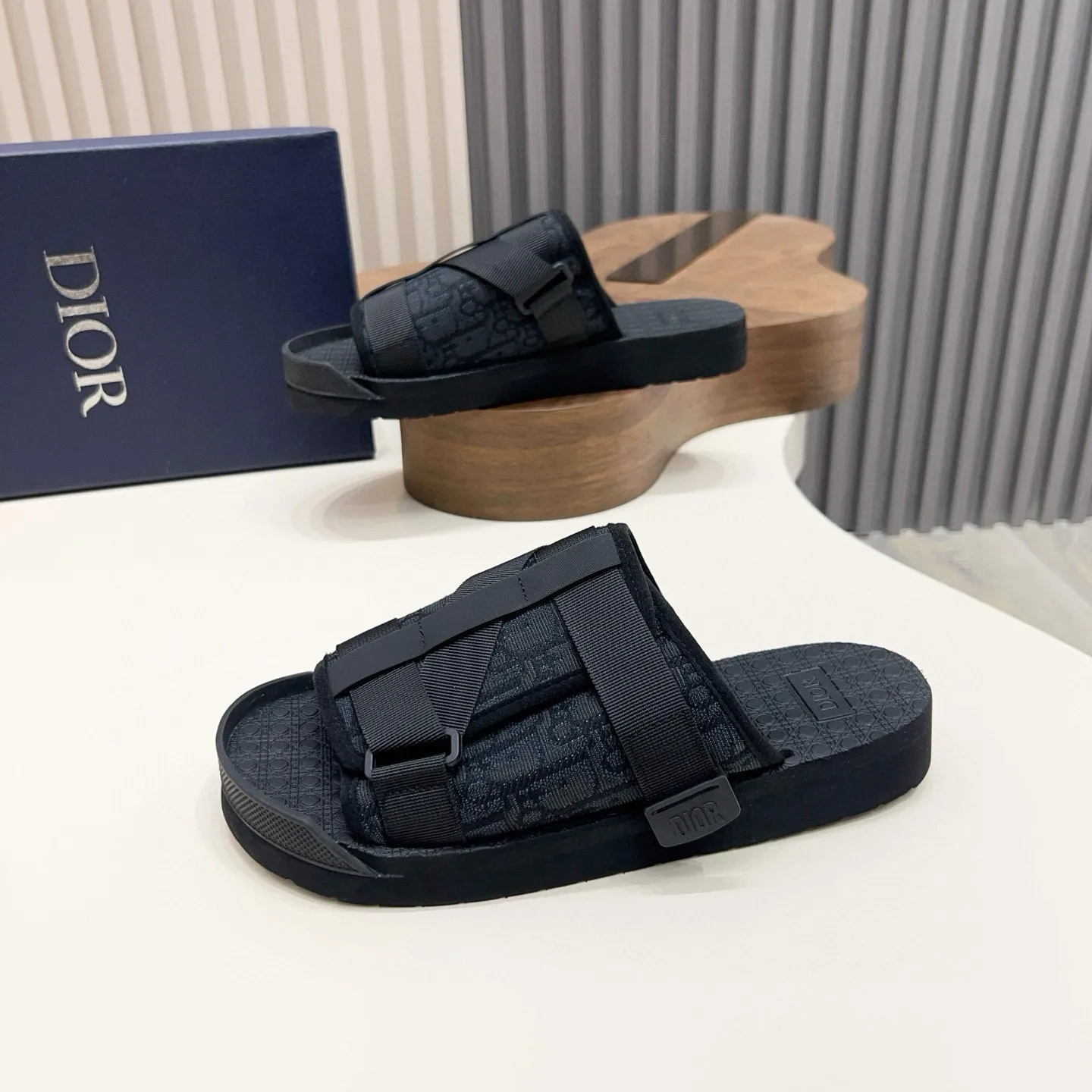 Factory price: 280💰Dior Alias ​​men's leather slippers. This Alias ​​sandal is a new summer product, showing a casual and elegant style. Carefully crafted from grained cow leather and Oblique printed fabric, with cowhide lining! Cross-strap design with metal-clad brass CD Diamond logo. The imported cowhide leather and rubber sole adds sophistication and comfort, while Oblique print-effect anti-slip panels add style. Size: 38-44 (45 customized)